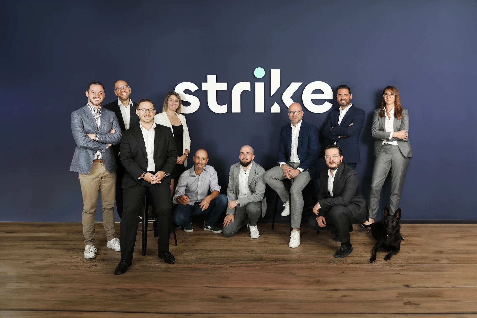 L'intégralité de l'équipe Strike en Suisse pose de manière décontractée au siège lausannois de l'entreprise.