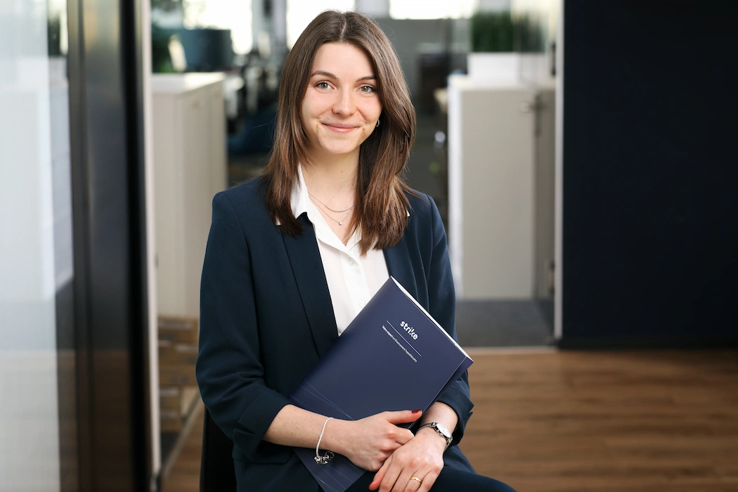 A Strike advisor is carefully listening to his clients during an appointment, she is ready to answer all their questions.