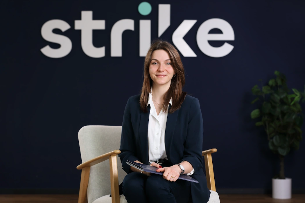 Drei Strike Finanzberater schauen lächelnd in die Linse, bereit, jedes Immobilienkaufprojekt zu begleiten.